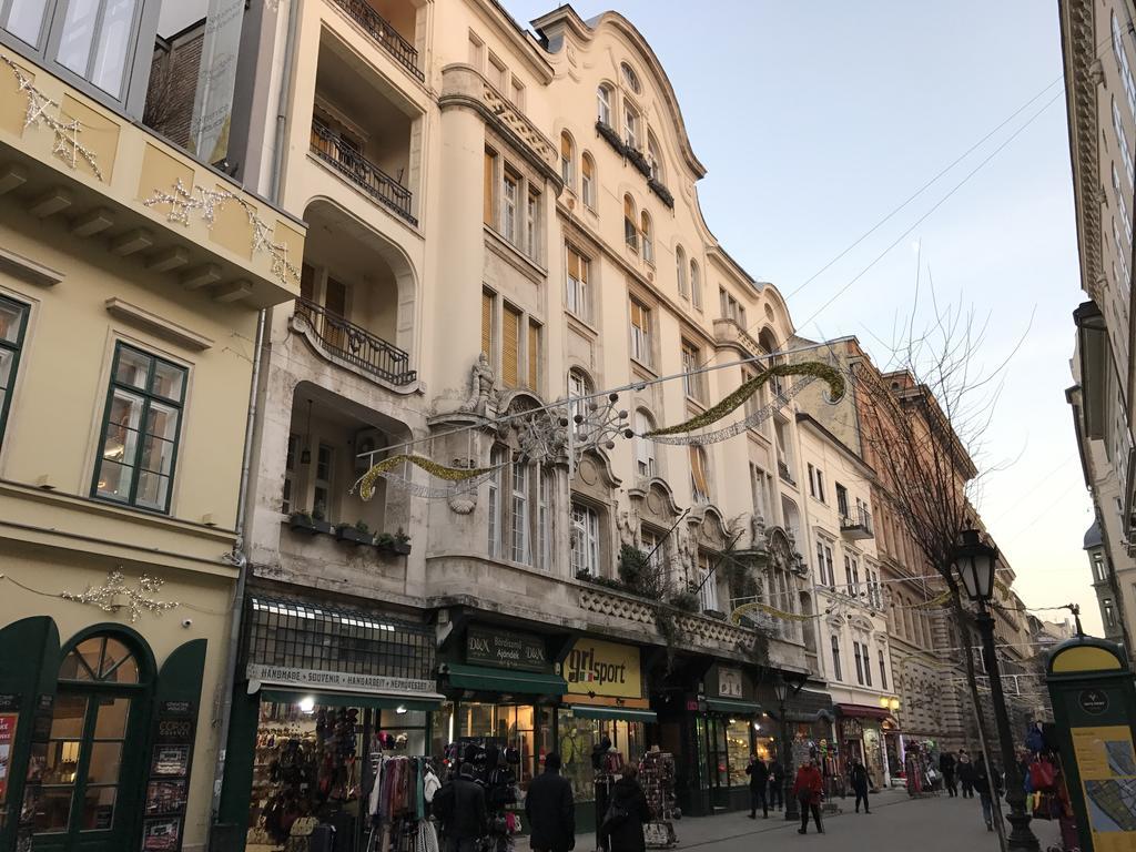 Apartman Deisi Lägenhet Budapest Exteriör bild